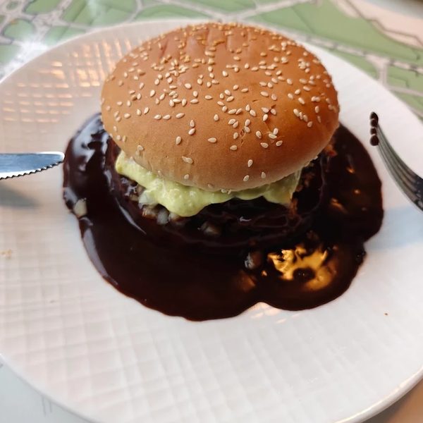 Bøfsandwich med brun sovs