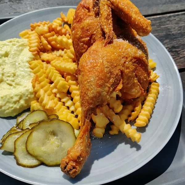 Halv grillkylling med bølgefritter